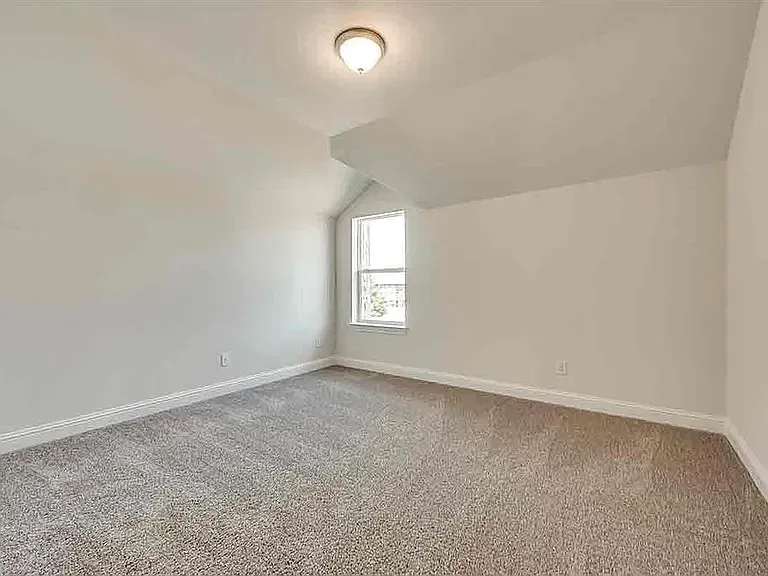 4737 Mulholland Dr — Photo 22