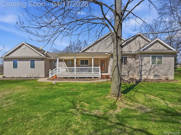 4695 Melanie Ln, White Lake, MI 48383