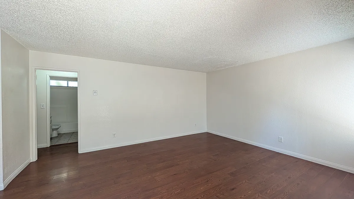 Building Photo - 577 W 17th St #2