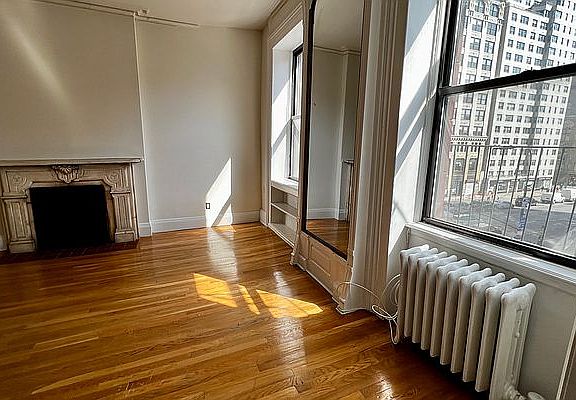 3rd image of 203 W 14th St APT 4F