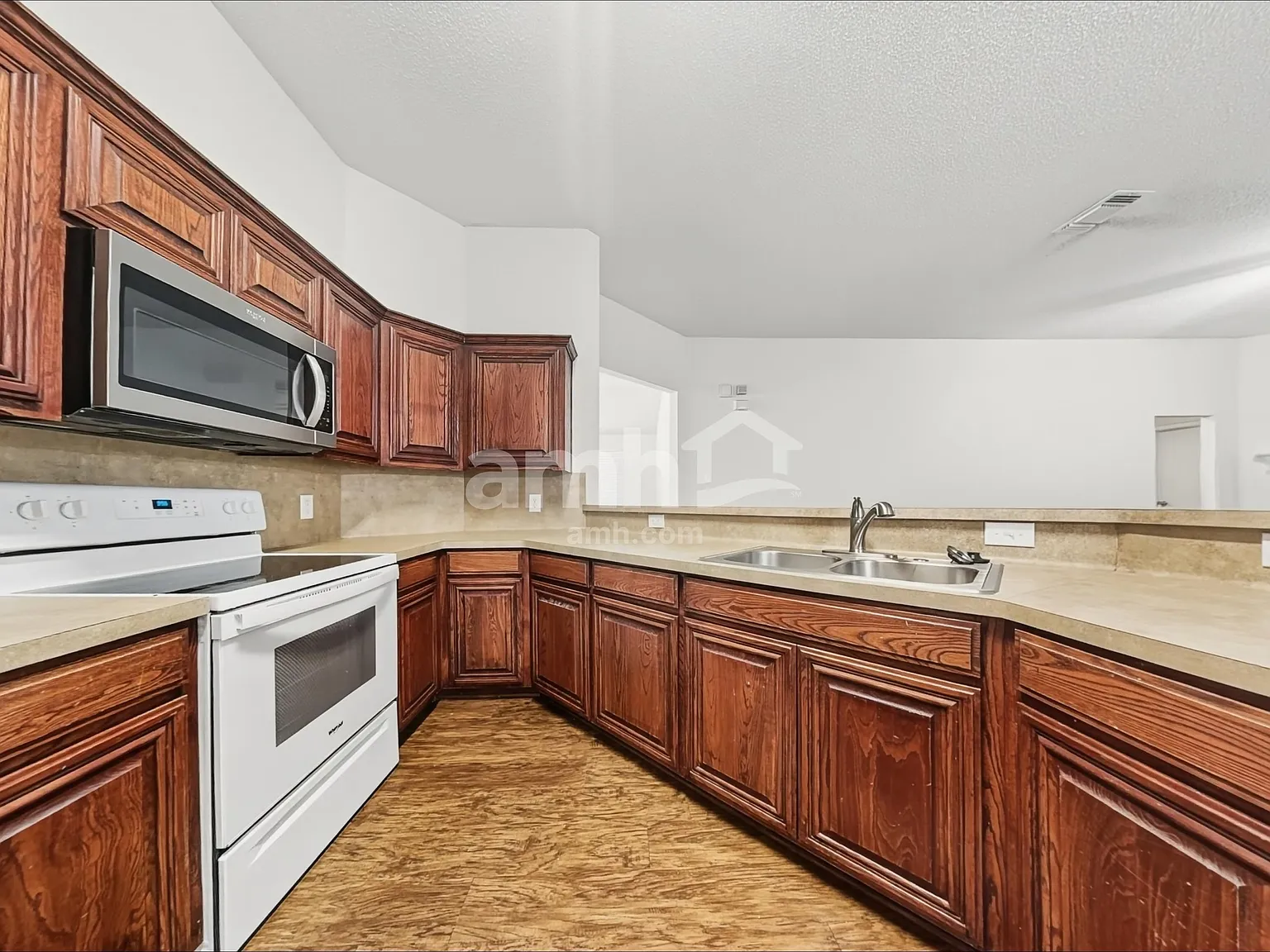 3 bed, 2.0 bath, 1928 sqft, $2,145 — Photo 3