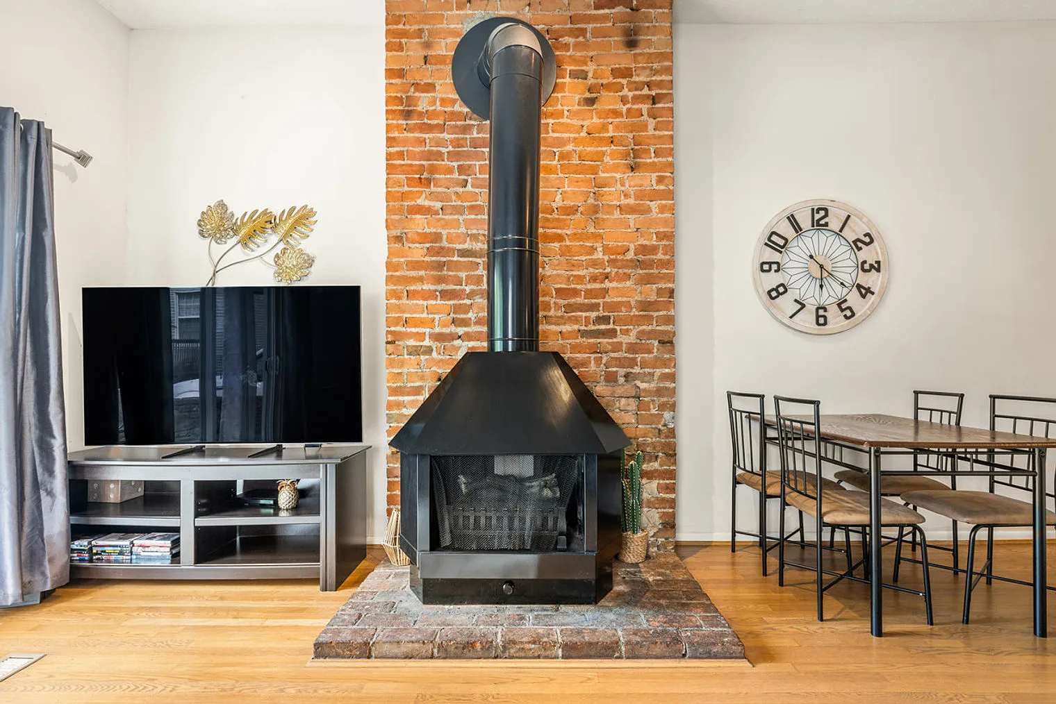 2 bed, 1.0 bath, 914 sqft, $2,290 — Photo 2