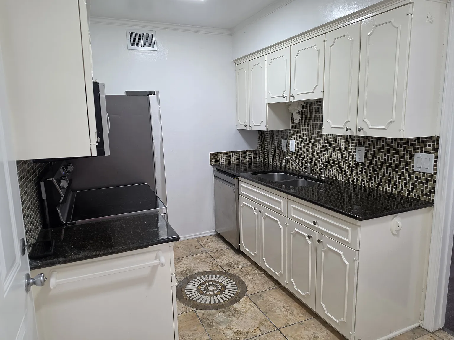 2 bed, 1110 sqft, $1,750 — Photo 1