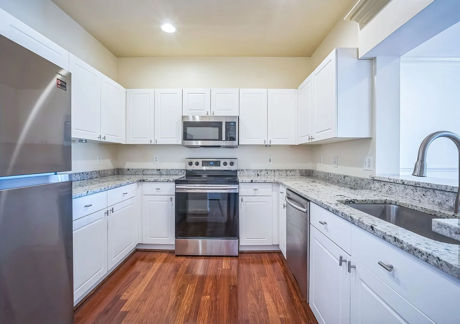 Bright & Spacious Condo in Prime Alexandria Location 4551 Strutfield Ln #4307 — Photo 2