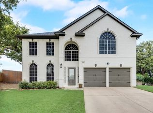 909 Forest Hollow Dr, Hurst, TX 76053
