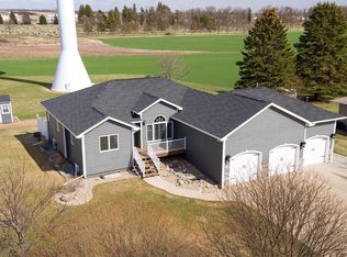 944 Heatherwood Ave, Madison, SD 57042