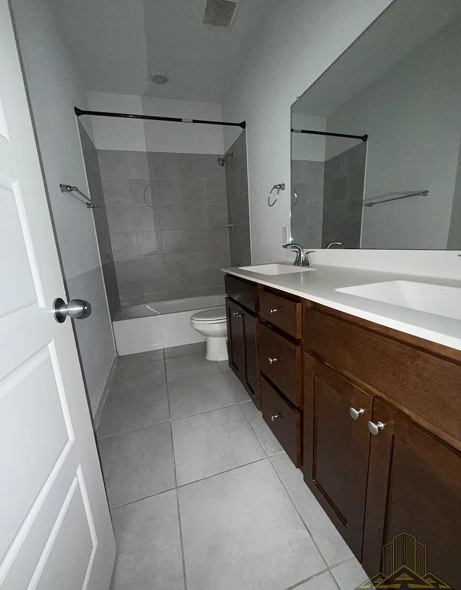 5 bed, 3040 sqft, $3,200 — Photo 1