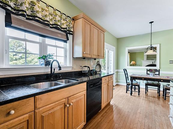 4th image of 1332 Club House Dr