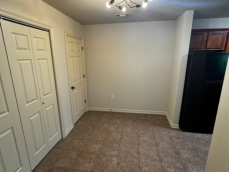 1760 N Chestnut Ave — Photo 4
