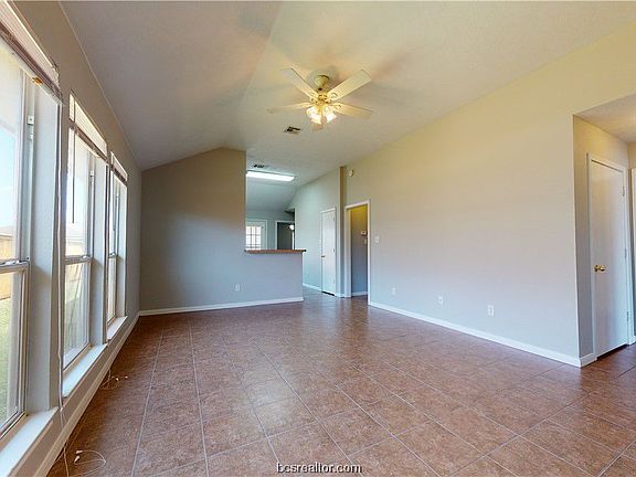 5th image of 914 Bougainvillea St
