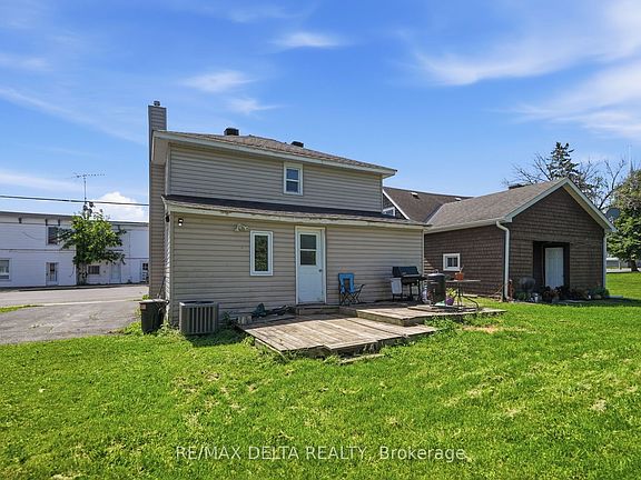 3rd image of 49 Lochiel St E