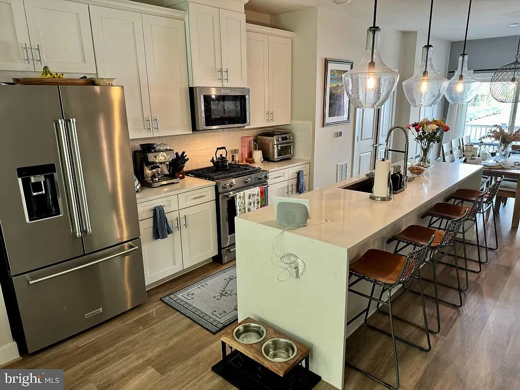 3 bed, 5.0 bath, 1842 sqft, $4,100 — Photo 2
