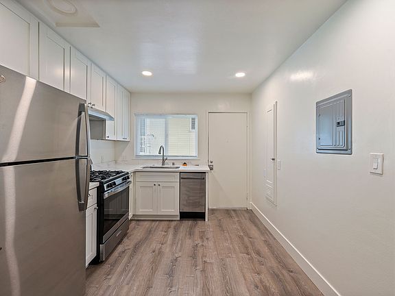 5th image of 856 Erie St APT B