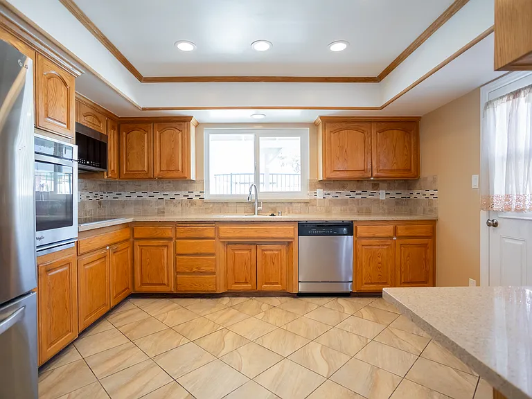 11801 Rexford Rd — Photo 5