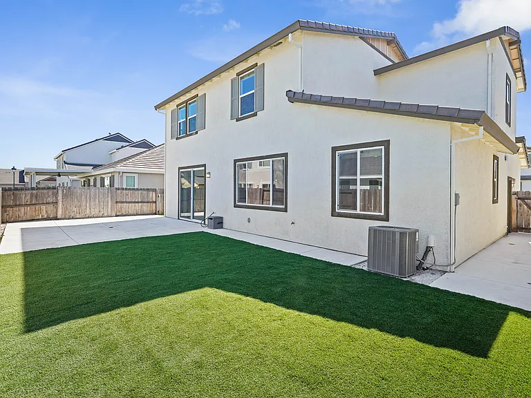 467 Yarrow Dr — Photo 2