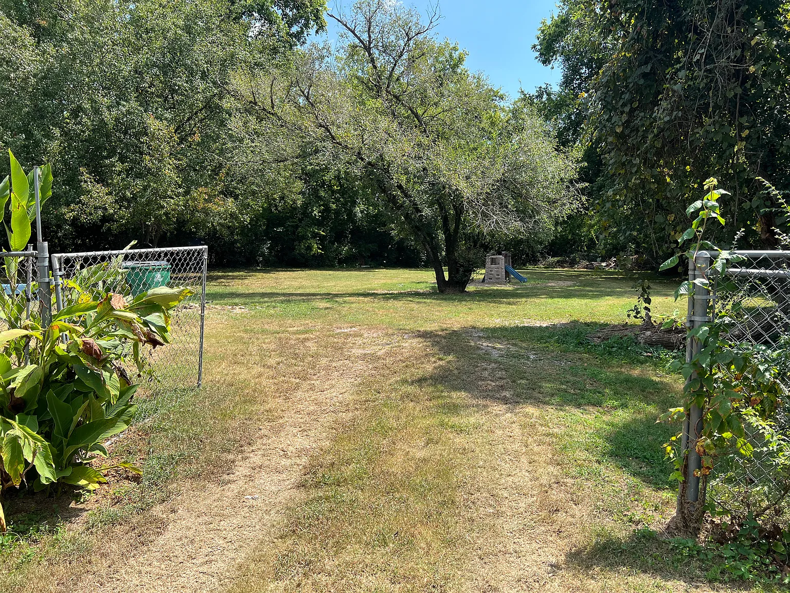 3 bed, 1.5 bath, 1070 sqft, $2,300 — Photo 2