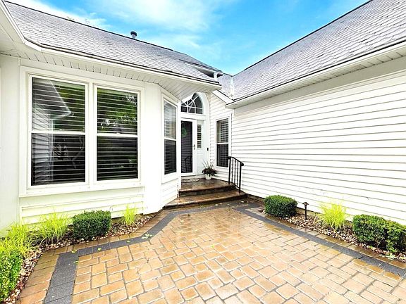 4th image of 1605 Crowfoot Cir S