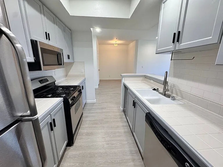 8915 Burton Way — Photo 15