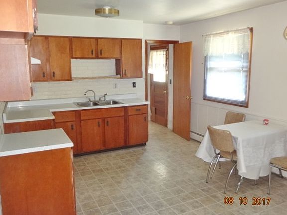 4th image of 140 Eaton Dr