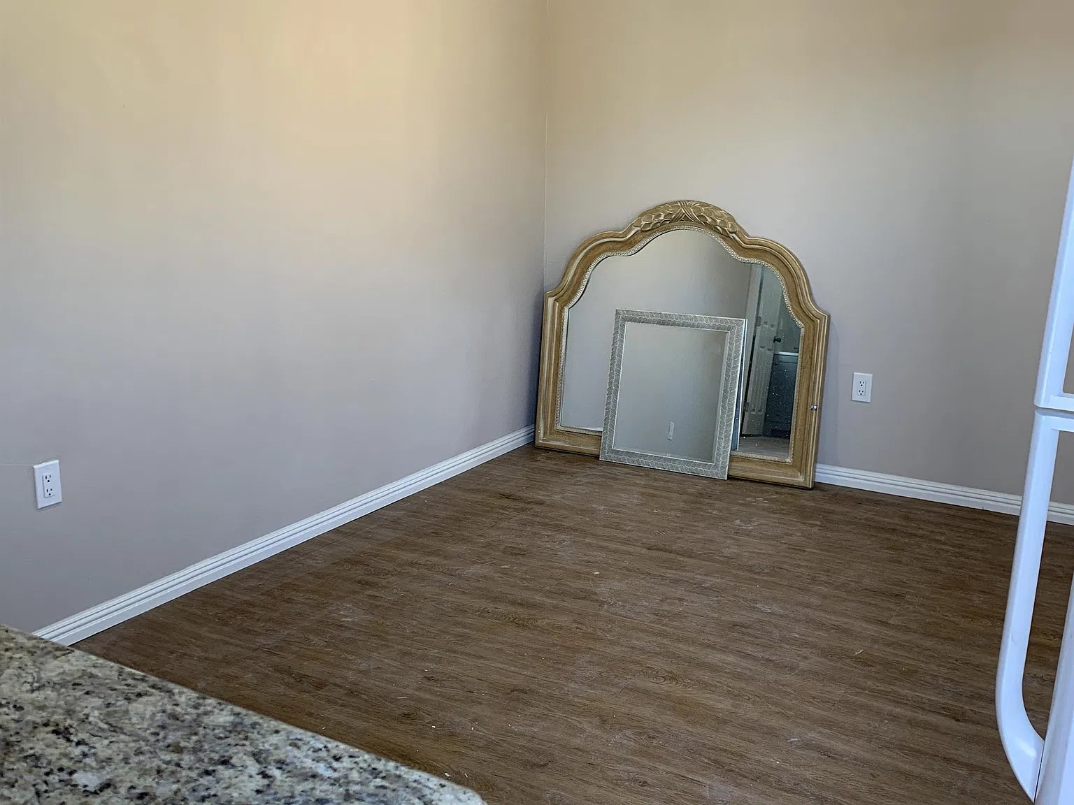 553 Carlsbad St - 3- studio — Photo 3