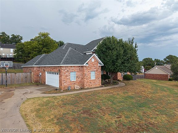 2nd image of 3201 Rosewood Ln