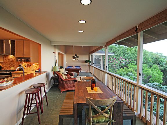 Dining/lounge area