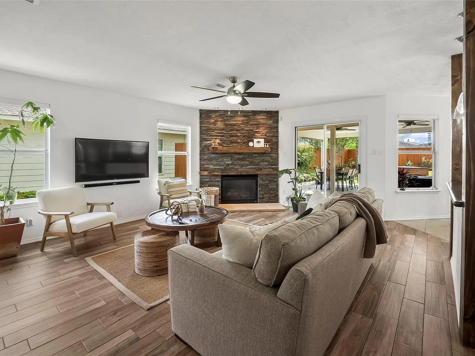3 bed, 2.5 bath, 1940 sqft, $2,300 — Photo 4