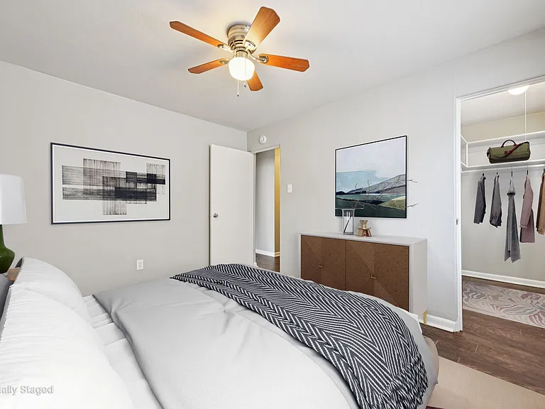 Admiral Apartments — Photo 14