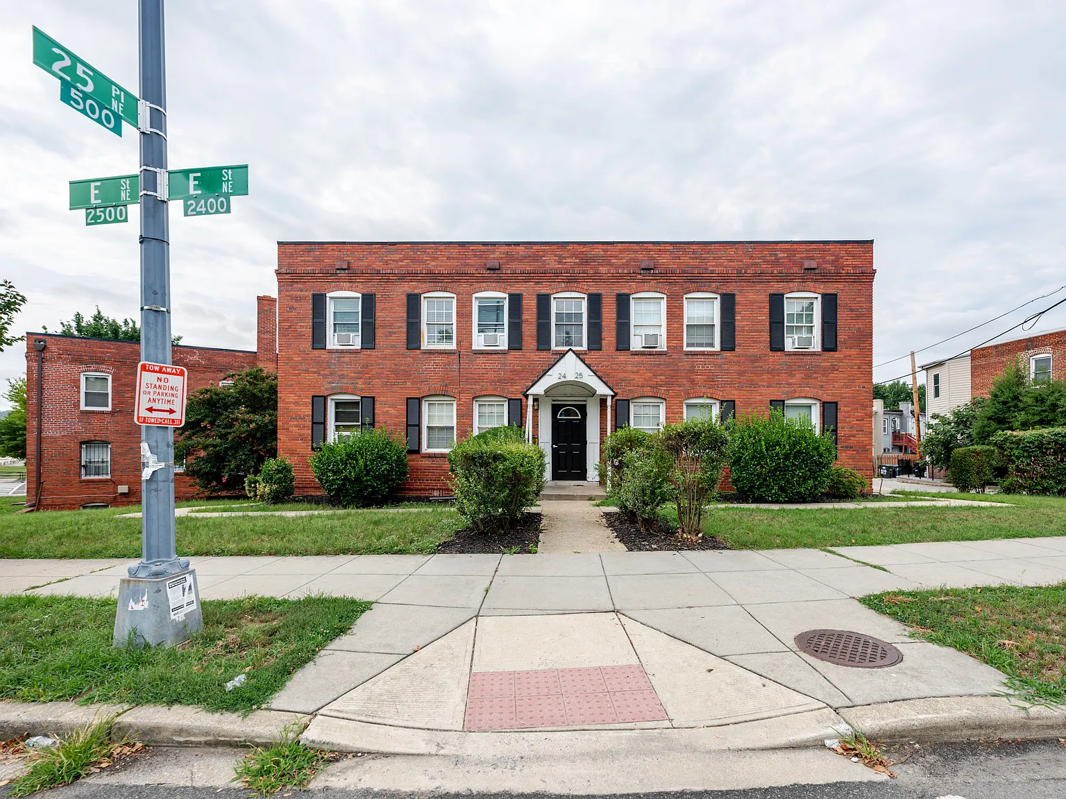2425 E St NE — Photo 4