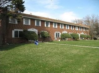 695 Old Indian Trl, Aurora, IL 60506