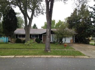 401 Robinhood Dr, Streamwood, IL 60107