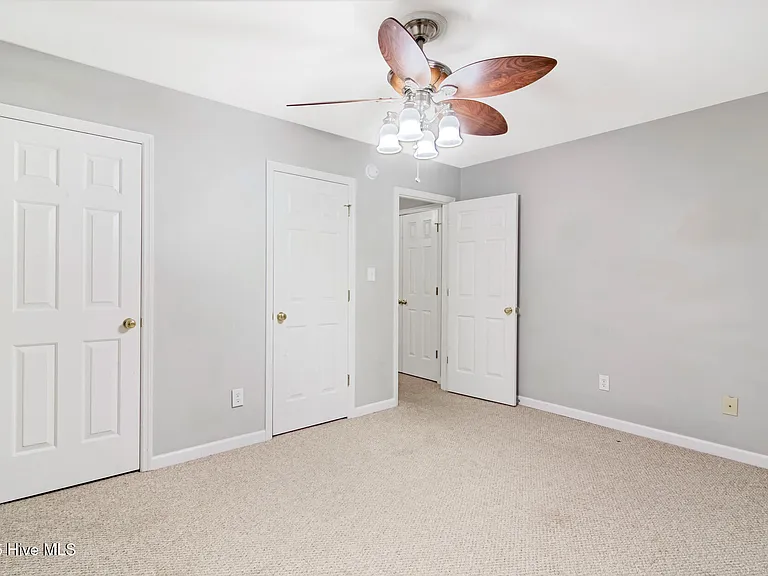 102 Huntington Ct — Photo 16