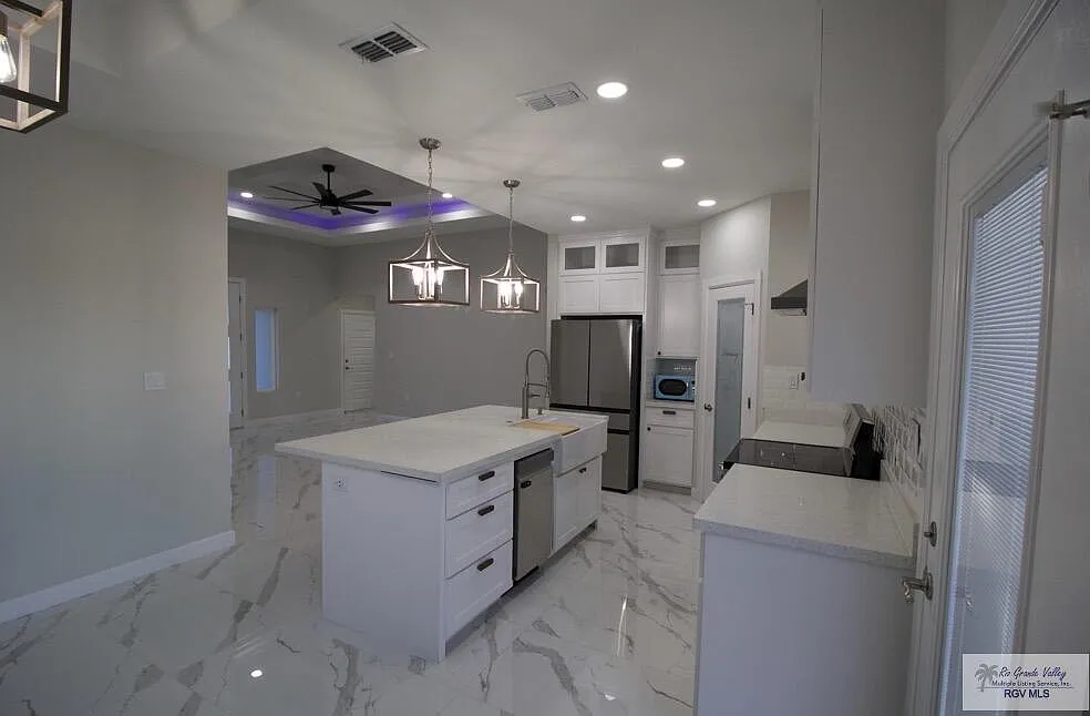 3 bed, 2.5 bath, 1817 sqft, $2,700 — Photo 3