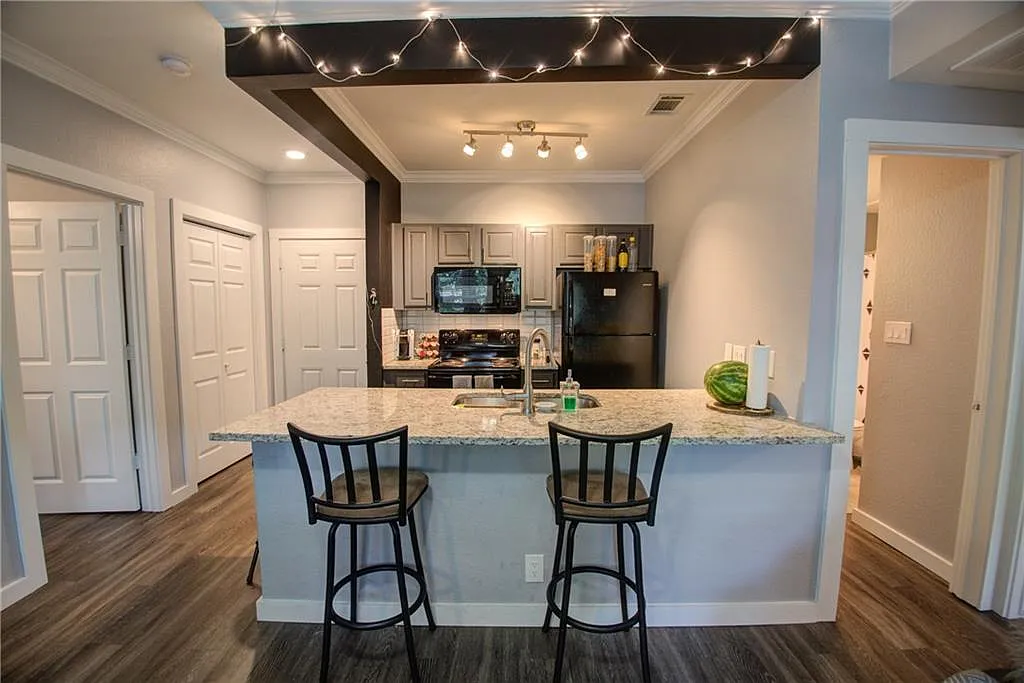 2 bed, 2.0 bath, 989 sqft, $1,875 — Photo 1