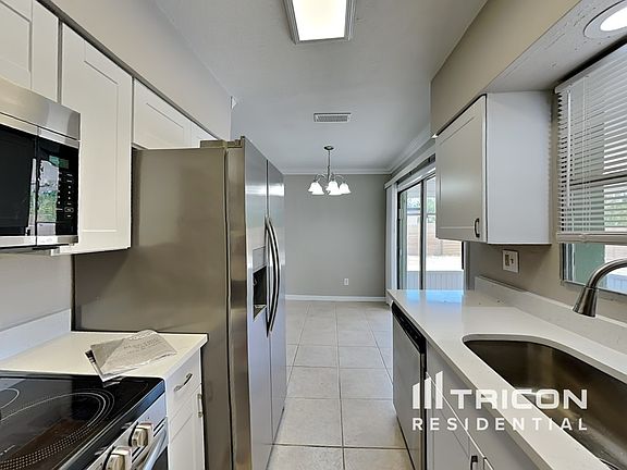 4th image of 424 55th Ave NE