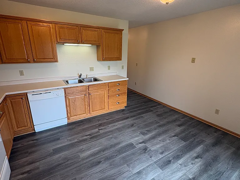872 Edgewater Dr — Photo 4