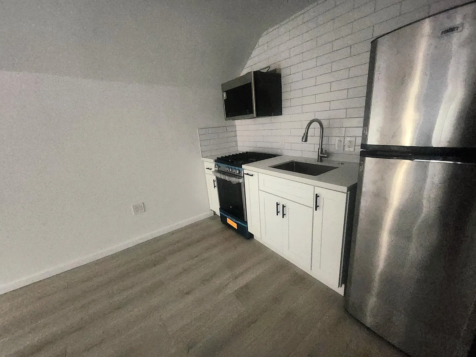 Studio, 400 sqft, $2,100 — Photo 4