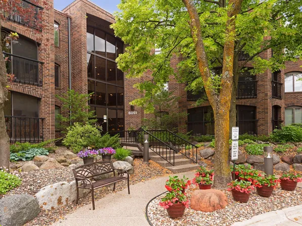 6051 Laurel Ave APT 213, Golden Valley, MN 55416