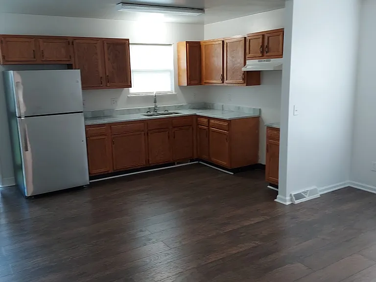 10724 Hathaway Ave — Photo 4