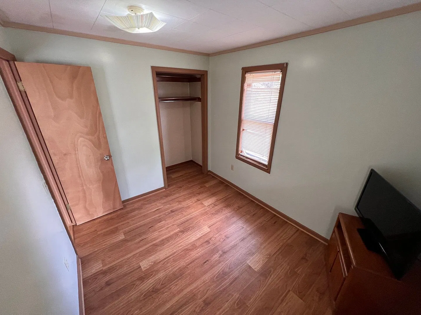 3 bed, 1.5 bath, 1300 sqft, $1,200 — Photo 3