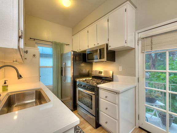5th image of 1119 Lincoln Blvd APT 5