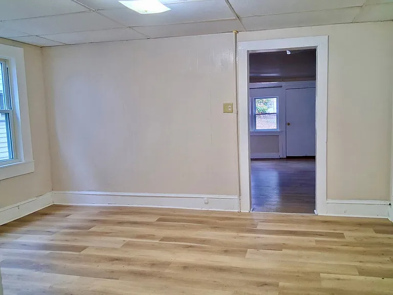 325 N laurel St — Photo 8