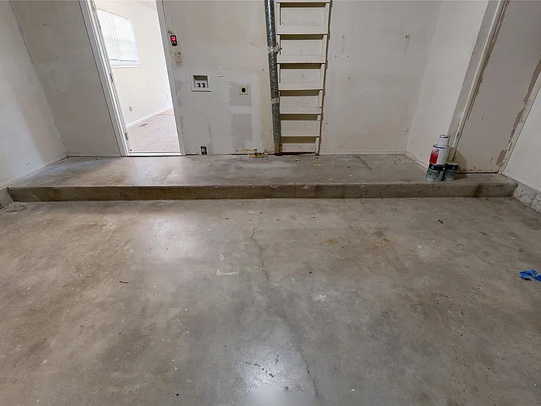 503 W C St — Photo 27