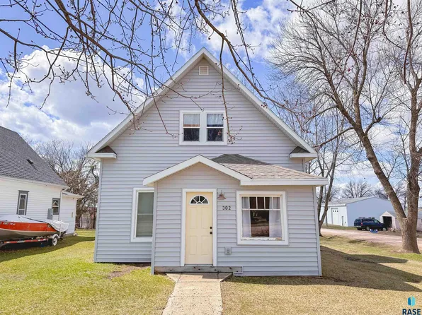 302 2nd Ave, Chester, SD 57016