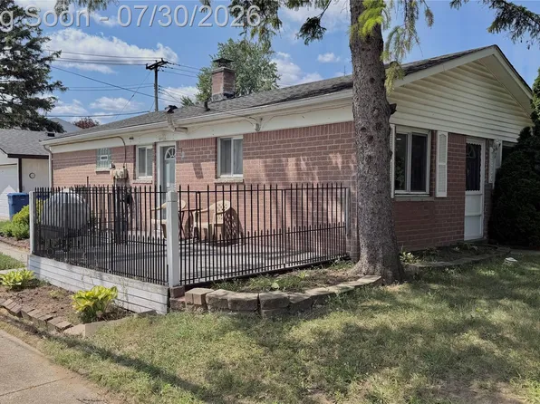 8856 E Forteen Mile Rd, Warren, MI 48093