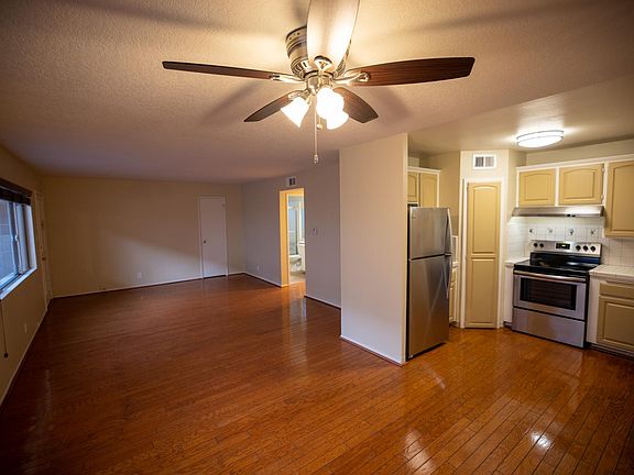 3rd image of 18601 Collins St APT D4