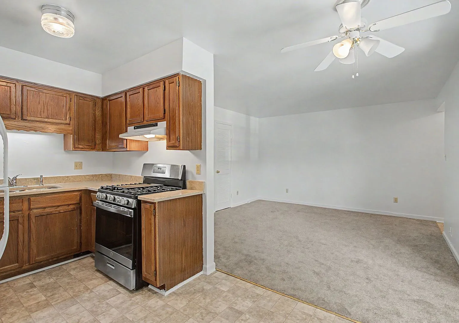 Unique Apartment Above a Business Convenient to Fort Eustis! — Photo 3