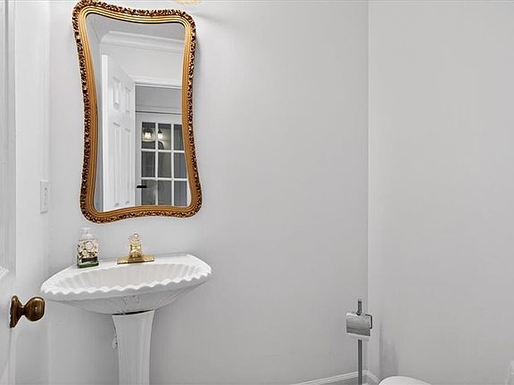 5th image of 2060 Kinridge Rd