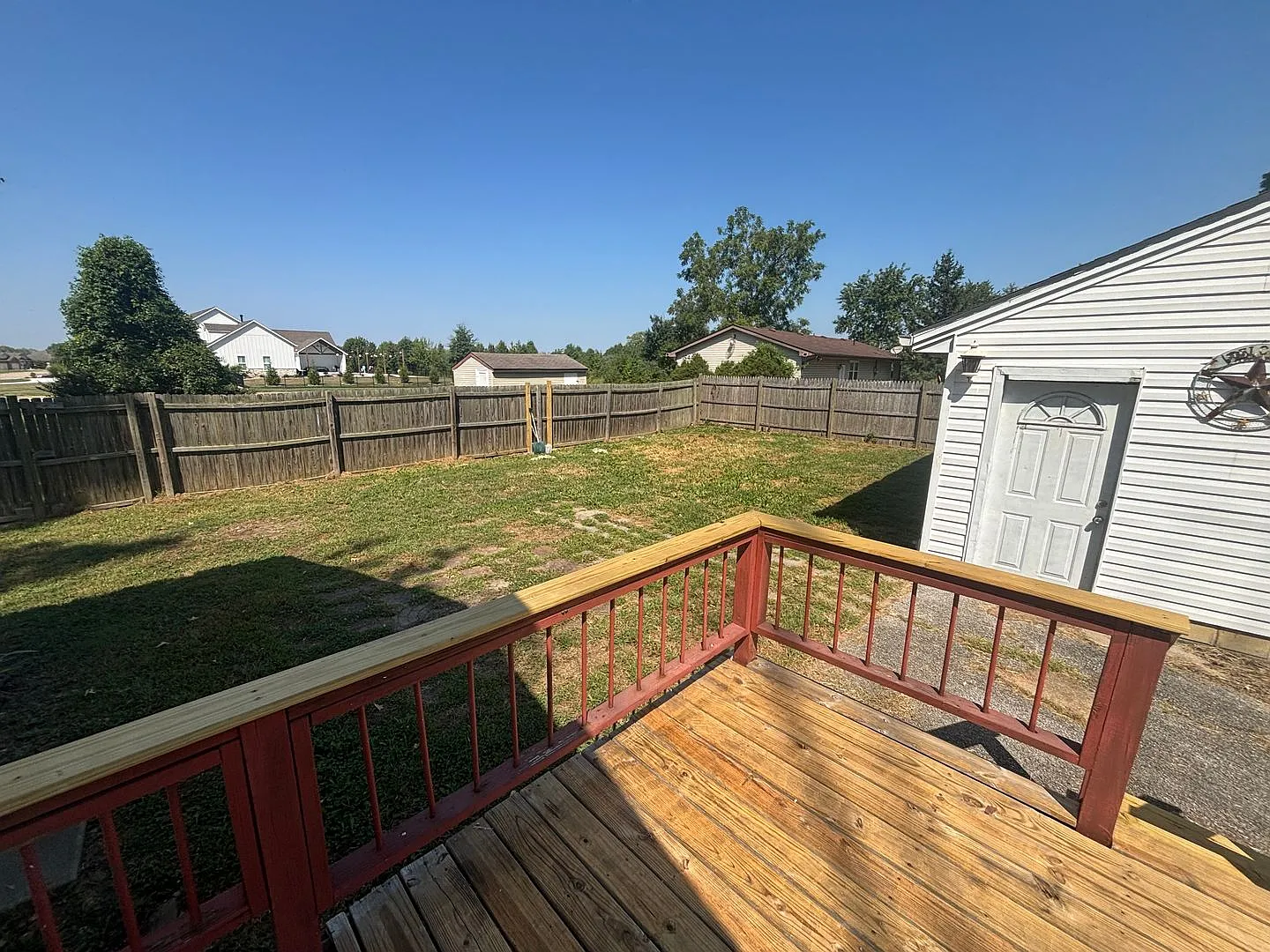 2 bedroom with detached garage and fenced in yard — Photo 2