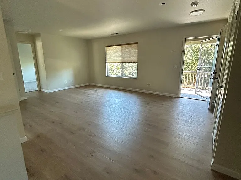 992A Grove St — Photo 2